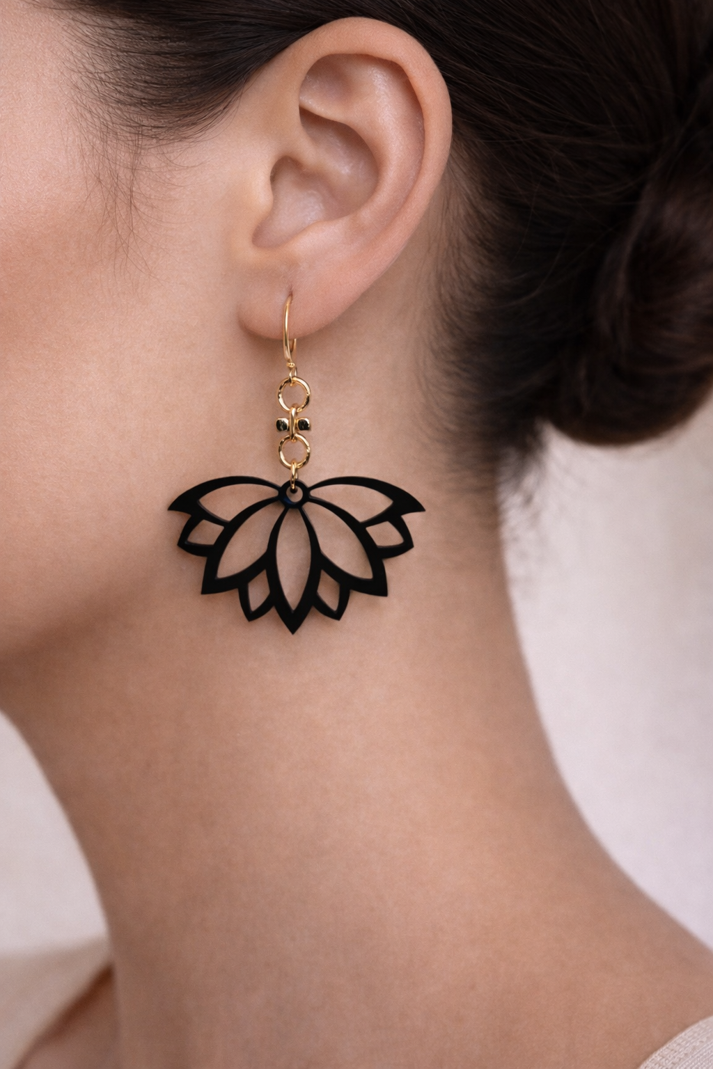 Lotus Noir Élégance - Signature